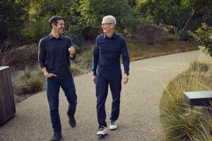John Ternus dan Tim Cook