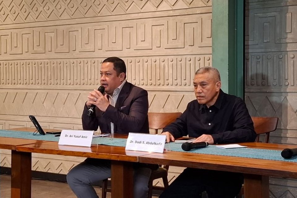 Kuasa Hukum Nadiem Makarim, Ari Yusuf Amir (kiri), dalam konferensi pers di Jakarta, Rabu (22/4).