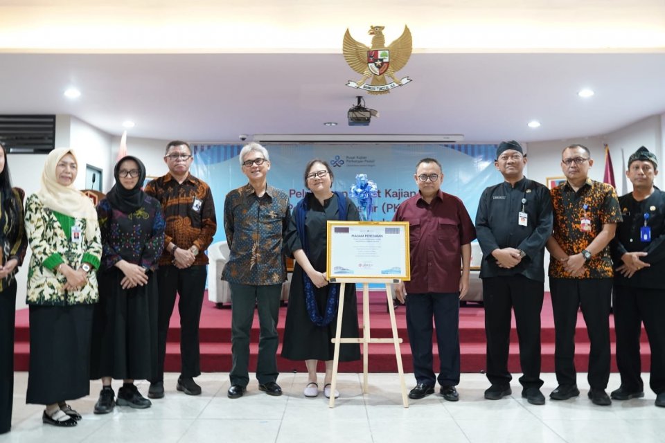 Jajaran pendiri Pusat Kajian Perkotaan Pesisir dengan pemerintah daerah Kota Tegal dan Kabupaten Brebes, di Kampus UHN, Kota Tegal, pada Kamis (23/4)