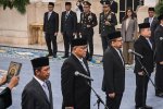 Menteri Lingkungan Hidup Jumhur Hidayat (kedua kiri), Wakil Menteri Koordinator Bidang Pangan Hanif Faisol (kiri), Kepala Badan Komunikasi Pemerintah 