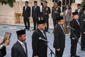 Menteri Lingkungan Hidup Jumhur Hidayat (kedua kiri), Wakil Menteri Koordinator Bidang Pangan Hanif Faisol (kiri), Kepala Badan Komunikasi Pemerintah 