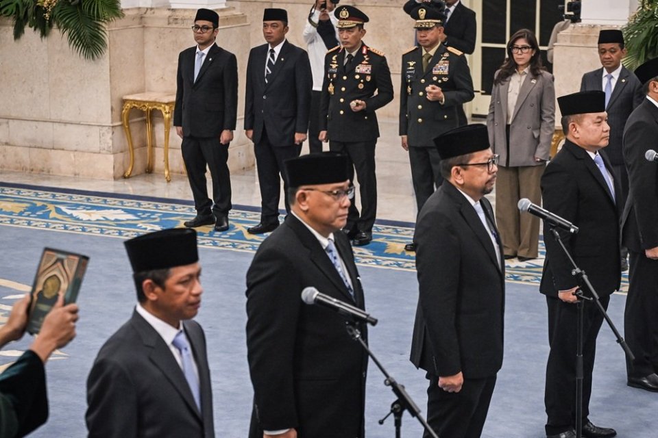 Enam pejabat mengikuti sumpah jabatan saat pelantikan Kabinet Merah Putih di Istana Negara, Jakarta, Senin (27/4/202