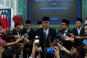 Menteri Lingkungan Hidup Jumhur Hidayat usai dilantik di Istana Negara, Jakarta, Senin (27/4).