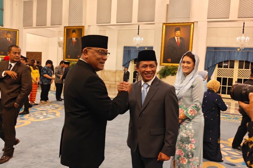 Mohammad Jumhur Hidayat yang menjabat Menteri Lingkungan Hidup dan Hanif Faisol Nurofiq, Wakil Menteri Koordinator Bidang Pangan usai pelantikan di istana, Senin (27/4/2026). 