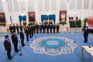 Presiden Prabowo Subianto (kanan) memimpin pelantikan pejabat baru dalam Kabinet Merah Putih di Istana Negara, Jakarta, Senin (27/4/2026). 