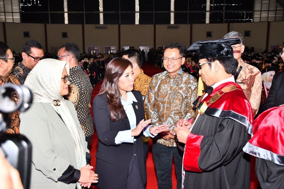 Menteri Komunikasi dan Digital RI Meutya Hafid menghadiri Sidang Terbuka Senat Wisuda Telkom University Periode II Tahun Akademik 2025/2026 yang digelar di Telkom University Convention Hall, Bandung, Sabtu (25/4).