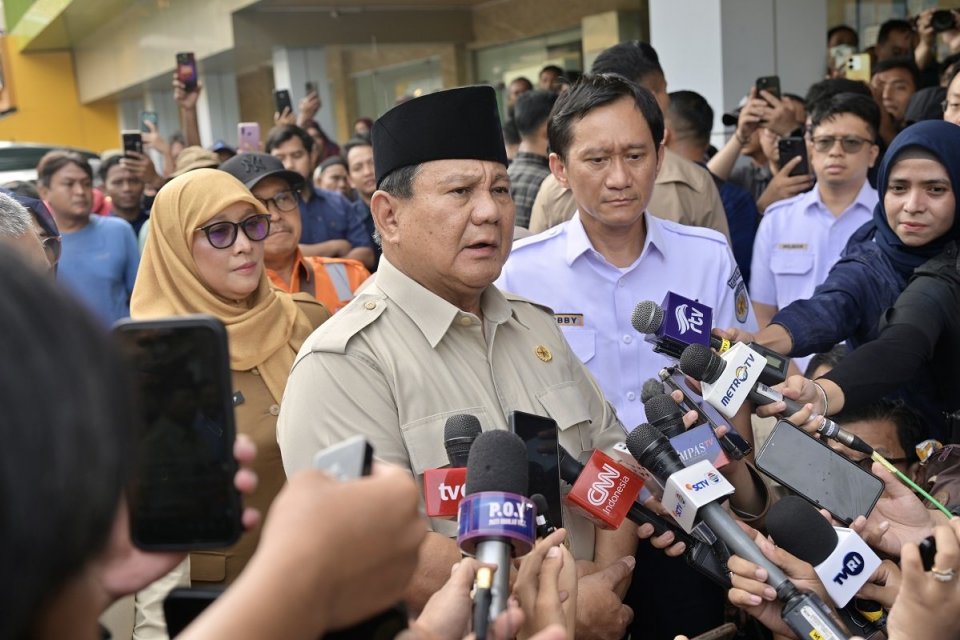 Presiden Prabowo Subianto saat mengunjungi korban kecelakaan kereta di Kota Bekasi, Jawa Barat, Selasa (28/4). Foto: Rusman - Biro Pers, Media, dan Informasi Sekretariat Presiden