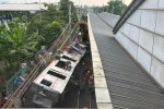 Proses evakuasi KRL di Stasiun Bekasi Timur