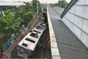 Proses evakuasi KRL di Stasiun Bekasi Timur