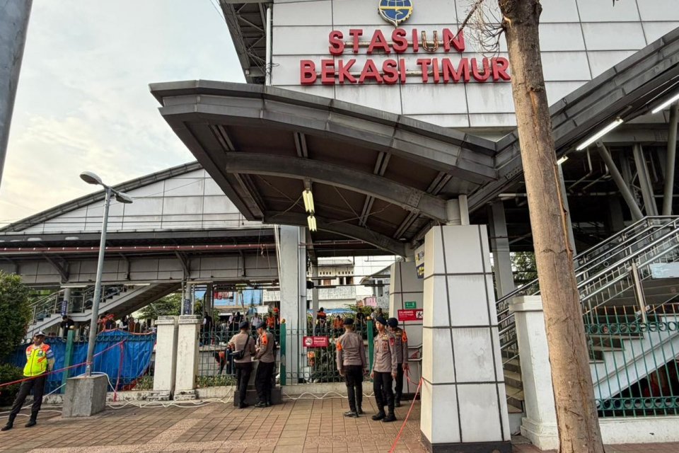 Petugas keamanan dan sejumlah personel dari Kepolisian terlihat berjaga-jaga di Stasiun Bekasi Timur pasca insiden tabrakan antara KRL Commuter Line dengan KA Argo Bromo Anggrek yang terjadi pada Senin (27/4) malam. 