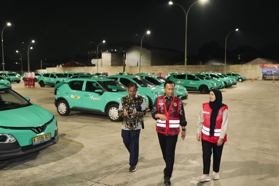 Direktur Jenderal Perhubungan Darat Aan Suhanan melakukan inspeksi mendadak ke pool taksi Xanh SM (Green SM) di Bekasi, Jawa Barat, Selasa (28/4) malam. 