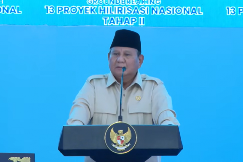 Presiden Prabowo Subianto saat groundbreaking 13 proyek hilirisasi di Cilacap, Jawa Tengah (29/4). Foto: Youtube/Sekretariat Presiden