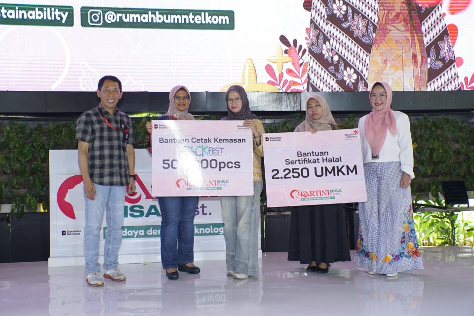 Direktur Utama Telkom Dian Siswarini (kedua dari kiri) menyalurkan bantuan 500.000 cetak kemasan dan sertifikasi halal bagi 2.250 UMKM perempuan secara gratis.