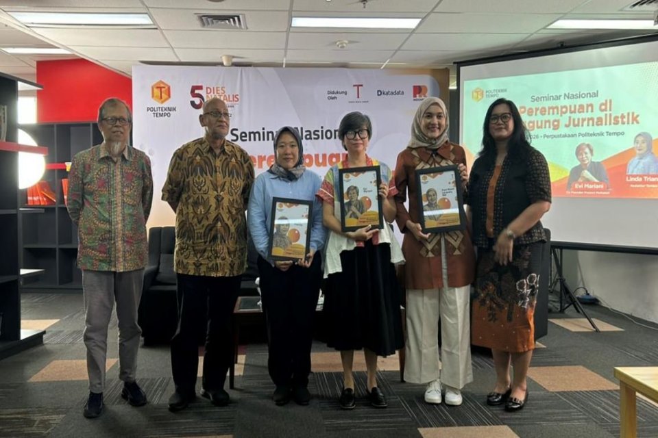 Para narasumber seminar Perempuan di Panggung Jurnalistik bersama jajaran pimpinan Politeknik Tempo di Perpustakaan Politeknik Tempo, Jakarta Selatan, Selasa, 28 April 2026.