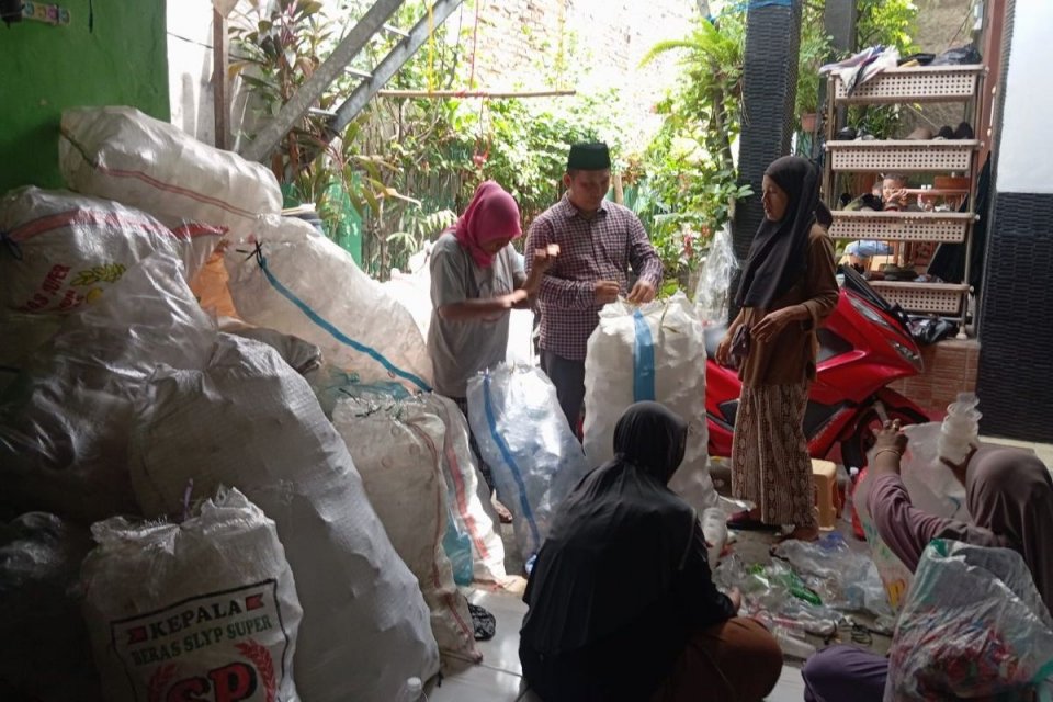 penimbangan sampah di Bank Sampah RW 09 Cakung Barat