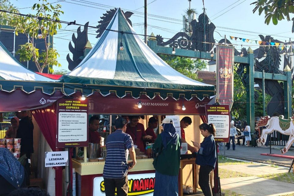 Festival kuliner Mangkunegaran MakaN-MakaN resmi dibuka pada Jumat (1/5). Festival ini digelar untuk memperingati Ulang Tahun Pura Mangkunegaran ke-269.