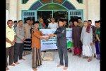 Pemimpin Cabang Pegadaian Rasanae, Taufikurrahman (kanan), menyerahkan bantuan pembangunan Masjid Uswatun Hasanah kepada Ketua Panitia di Desa Nipa, K