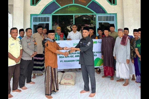 Pemimpin Cabang Pegadaian Rasanae, Taufikurrahman (kanan), menyerahkan bantuan pembangunan Masjid Uswatun Hasanah kepada Ketua Panitia di Desa Nipa, K