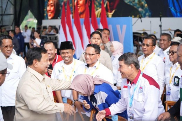 Presiden Prabowo Subianto menyapa para pekerja dalam peringatan Hari Buruh Internasional (May Day) 2026 di Monumen Nasional, Jakarta, Jumat (1/5/2026)