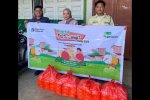 Tim Pegadaian CP Krakatau, Kanwil I Medan, bersiap menyalurkan paket makanan dalam program "Mengetuk Pintu Langit" bertema Sedekah Jumat 2026 di sek