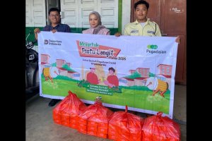 Tim Pegadaian CP Krakatau, Kanwil I Medan, bersiap menyalurkan paket makanan dalam program "Mengetuk Pintu Langit" bertema Sedekah Jumat 2026 di sek
