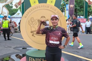 Atlet lari Triyaningsih mengikuti Mangkunegaran Run 2026 di Surakarta, Jawa Tengah, Minggu (3/5).