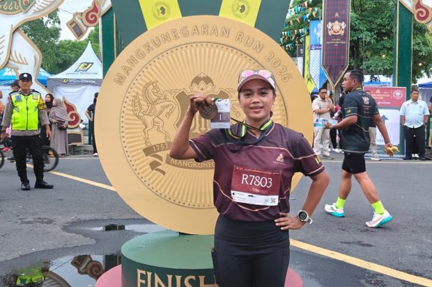 Atlet lari Triyaningsih mengikuti Mangkunegaran Run 2026 di Surakarta, Jawa Tengah, Minggu (3/5).