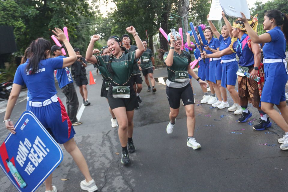 Adeging mangkunegaran Peserta berlari saat mengikuti Mangkunegaran Run 2026 di Jalan Dr. Cipto Mangunkusumo, Solo, Jawa Tengah, Minggu (3/5/2026). Ajang yang digelar dalam rangka adeging atau peringatan hari jadi Pura Mangkunegaran ke-269 ini diikuti oleh