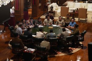 Presiden Prabowo Subianto memimpin rapat terbatas di Hambalang, Bogor, Jawa Barat, Sabtu (2/5).