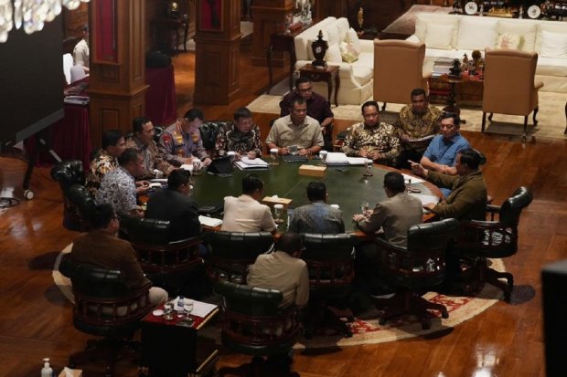 Presiden Prabowo Subianto memimpin rapat terbatas di Hambalang, Bogor, Jawa Barat, Sabtu (2/5).
