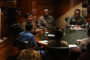 Presiden Prabowo Subianto saat memimpin rapat terbatas di Hambalang, Jawa Barat, Sabtu (2/5).