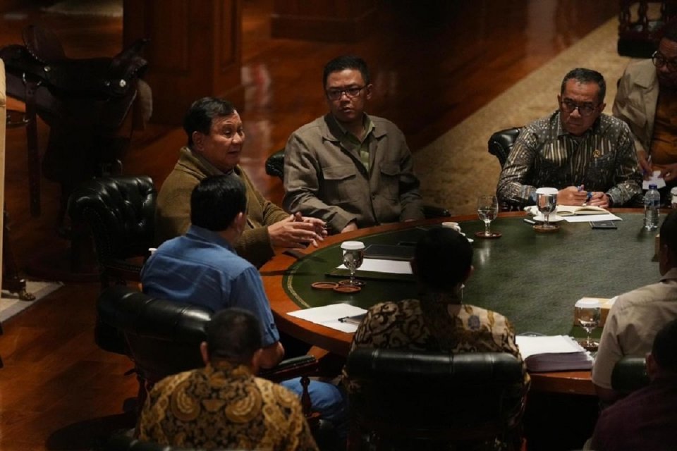 Presiden Prabowo Subianto saat memimpin rapat terbatas di Hambalang, Jawa Barat, Sabtu (2/5). Foto: Instagram/\presidenrepublikindonesia