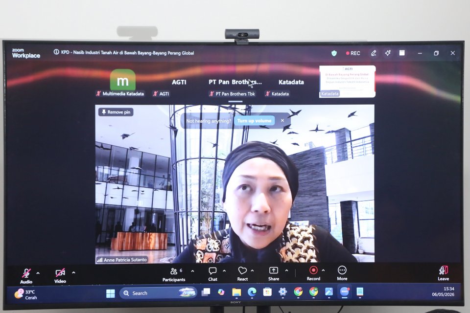 Ketua Umum Asosiasi Garment dan Textile Indonesia (AGTI), Anne Patricia Sutanto menyampaikan paparan melalui siaran zoom pada Katadata Policy Dialogue di Jakarta, Rabu (6/5/2026). Diskusi tersebut membahas konflik di Timur Tengah yang membuat harga energi
