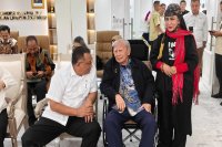 Menteri Lingkungan Hidup Jumhur Hidayat bertemu mantan Menteri Lingkungan Hidup Emil Salim di Jakarta, Kamis (7/5).