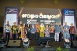 Jajaran perwakilan kementerian, asosiasi, dan mitra strategis berfoto bersama dalam Opening Ceremony FLEI Business Show edisi ke-26 dan Cafe Brasserie