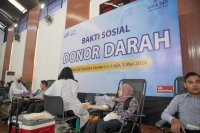 Karyawan dan masyarakat umum berpartisipasi dalam Bakti Sosial Donor Darah bank bjb di Sport & Creative Center Kantor Pusat bank bjb, Selasa (5/5/2026