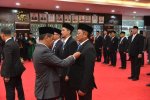 Menteri ESDM Bahlil Lahadalia menyematkan Tanda Kehormatan Satyalancana kepada insan PLN Group di Jakarta, Rabu (6/5/2026), mewakili Presiden Prabowo 