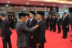 Menteri ESDM Bahlil Lahadalia menyematkan Tanda Kehormatan Satyalancana kepada insan PLN Group di Jakarta, Rabu (6/5/2026), mewakili Presiden Prabowo 