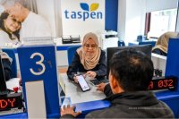 Seorang petugas melayani peserta pensiun di kantor PT Taspen.