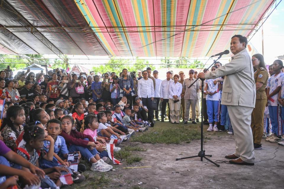 Prabowo Kunjungi Miangas, Komdigi Bagi-bagi Ratusan Modem Starlink dan HP