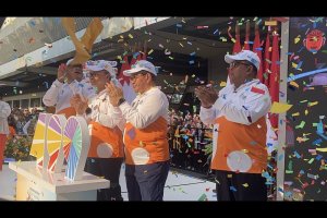 Konfeti berterbangan menandai dimulainya Deklarasi Gerakan Pilah Sampah di Pedestrian Plaza Festival, Jakarta Selatan, Minggu (10/5/2026). Tampak (ki-