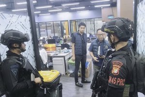 Satuan Brimob Polda Metro Jaya dikerahkan untuk melakukan pengamanan dalam operasi penegakan hukum terhadap jaringan judi online internasional di kawa