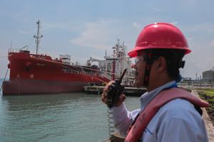 Sandar perdana kapal logistik kimia MT Novah