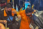 Dua warga negara asing terlibat kasus perjudian online jaringan internasional di Hayam Wuruk Plaza Tower turun dari bus menuju Gedung Kementerian Imig