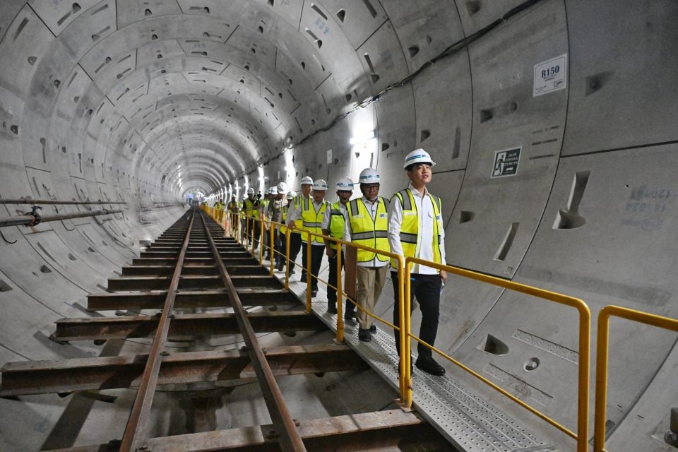 Wakil Presiden Gibran Rakabuming Raka mengunjungi proyek MRT Fase 2A Bundaran HI-Kota, Jakarta, Selasa (12/5). 