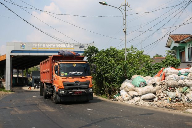 Truk Jadi Biang Polusi Jakarta, WRI dan ITB Usul Transformasi 1.700 Truk Sampah