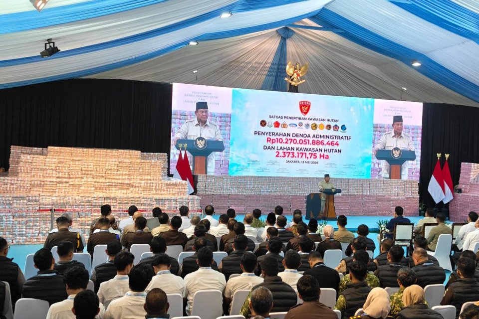 Presiden Prabowo Subianto saat penyerahan hasil penguasaan kembali kawasan hutan dan uang senilai Rp 10,2 triliun ke kas negara di Kejaksaan Agung, Jakarta, Rabu (13/5). Foto: Muhamad Fajar Riyandanu/Katadata