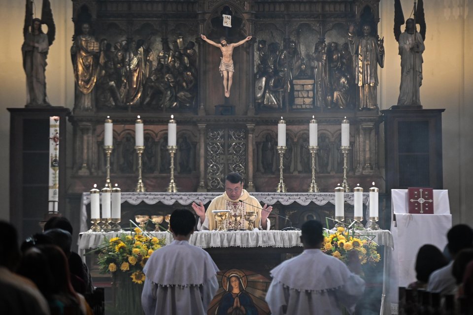 Romo Edy Mulyono SJ memimpin ibadah Kenaikan Yesus Kristus di Gereja Katedral, Jakarta, Kamis (14/5/2026).