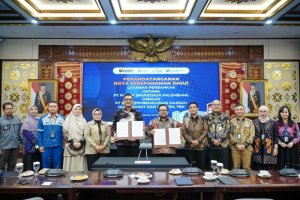 Jajaran manajemen bank bjb dan PT Pupuk Sriwidjaja Palembang (PUSRI) berfoto bersama usai penandatanganan Nota Kesepahaman (MoU) layanan perbankan di 