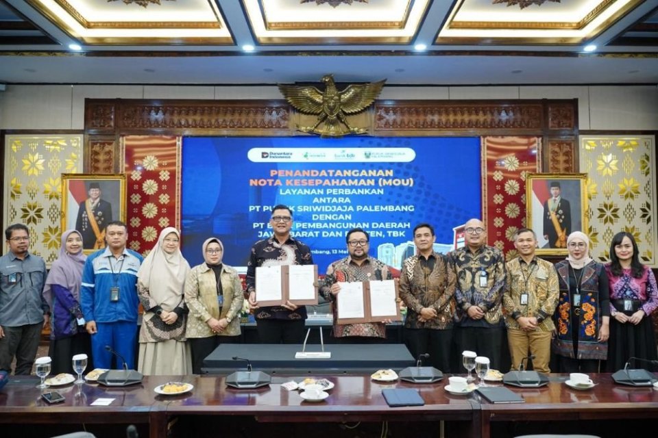 Jajaran manajemen bank bjb dan PT Pupuk Sriwidjaja Palembang (PUSRI) berfoto bersama usai penandatanganan Nota Kesepahaman (MoU) layanan perbankan di Kantor Pusat Pusri, Palembang, Rabu (13/5/2026).